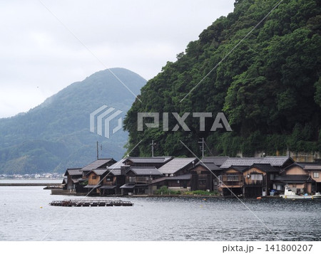 伊根湾から見た舟屋の景観 141800207