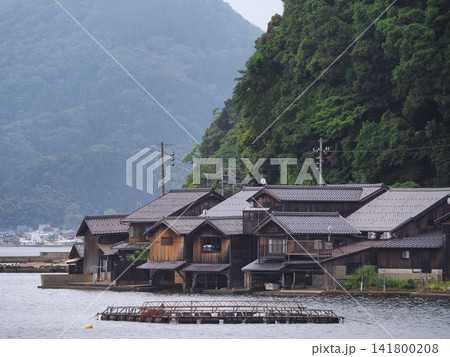 伊根湾から見た舟屋の景観 伊根湾から見た舟屋の景観 141800208