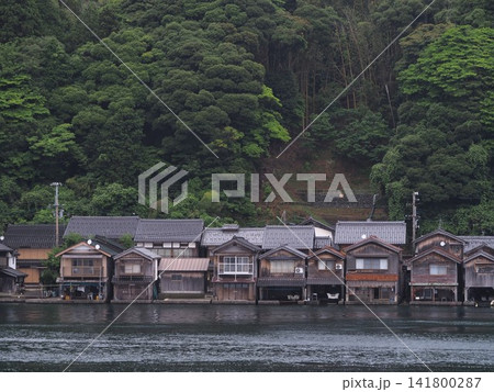 伊根湾から見た舟屋の景観 伊根湾から見た舟屋の景観 141800287
