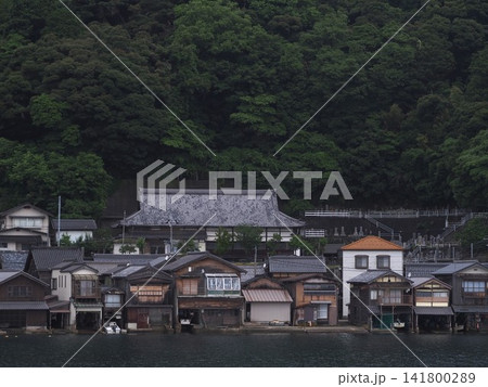 伊根湾から見た舟屋の景観 伊根湾から見た舟屋の景観 141800289