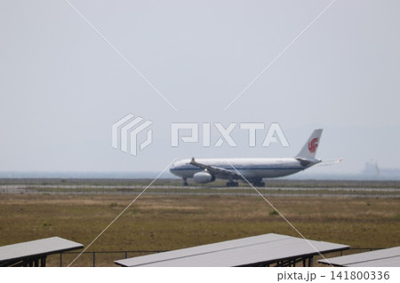 フライト前の飛行機 フライト前の飛行機 141800336