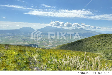 阿蘇大観峰から望む阿蘇五岳と広大なカルデラ盆地の絶景 阿蘇大観峰から望む阿蘇五岳と広大なカルデラ盆地の絶景 141800587