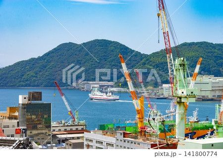 造船クレーンと長崎港の旅客船 造船クレーンと長崎港の旅客船 141800774
