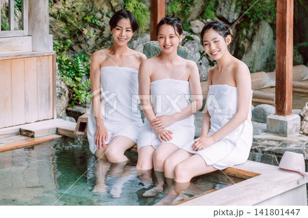 女子旅　露天風呂　温泉イメージ 141801447