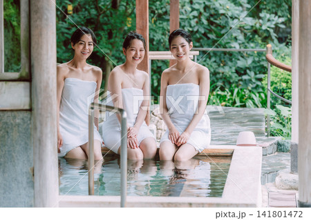 女子旅 露天風呂 温泉イメージ 女子旅 露天風呂 温泉イメージ 141801472