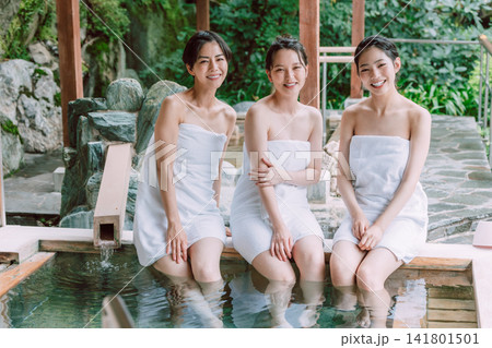 女子旅　露天風呂　温泉イメージ 141801501