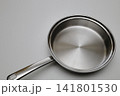 ステンレスフライパンと余白 141801530