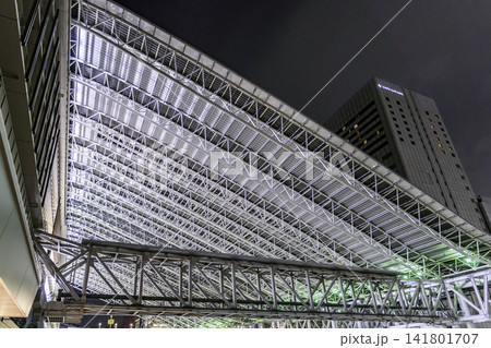 大阪夜景　梅田　JR大阪駅　大屋根　大阪府大阪市 141801707
