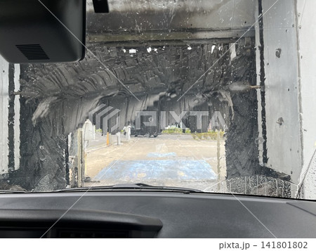 洗車機で洗車中の運転席からの眺め 141801802