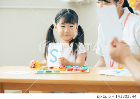 幼児教育 英会話教室でレッスンを受ける女の子 幼児教育 英会話教室でレッスンを受ける女の子 141802544