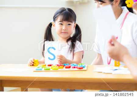 幼児教育 英会話教室でレッスンを受ける女の子 幼児教育 英会話教室でレッスンを受ける女の子 141802545