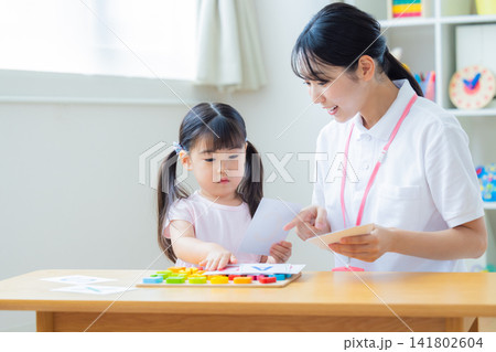 幼児教育　英会話教室でレッスンを受ける女の子 141802604