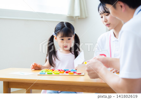 幼児教育 英会話教室でレッスンを受ける女の子 幼児教育 英会話教室でレッスンを受ける女の子 141802619