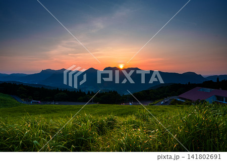 奈良県曽爾村の曽爾高原の丘から西側曽爾の山並み夕景 20mm単焦点レンズ 沈んで行く夕日④ 奈良県曽爾村の曽爾高原の丘から西側曽爾の山並み夕景 20mm単焦点レンズ 沈んで行く夕日④ 141802691