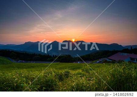 奈良県曽爾村の曽爾高原の丘から西側曽爾の山並み夕景 20mm単焦点レンズ 沈んで行く夕日⑤ 141802692