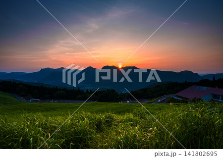 奈良県曽爾村の曽爾高原の丘から西側曽爾の山並み夕景 20mm単焦点レンズ 沈んで行く夕日⑧ 奈良県曽爾村の曽爾高原の丘から西側曽爾の山並み夕景 20mm単焦点レンズ 沈んで行く夕日⑧ 141802695