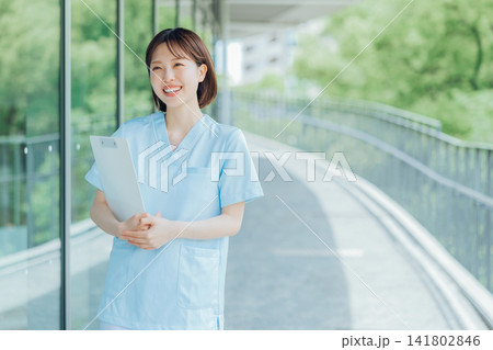 カルテを持つ若い看護師 カルテを持つ若い看護師 141802846