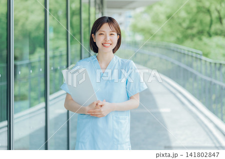 カルテを持つ若い看護師 カルテを持つ若い看護師 141802847