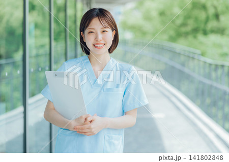 カルテを持つ若い看護師 カルテを持つ若い看護師 141802848