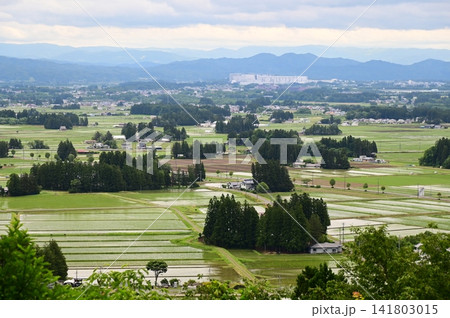 円万寺観音山から見える居久根(いぐね)のある風景 円万寺観音山から見える居久根(いぐね)のある風景 141803015