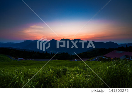奈良県曽爾村の曽爾高原の丘から西側曽爾の山並み夕景 20mm単焦点レンズ 変わって行く夕焼け空② 奈良県曽爾村の曽爾高原の丘から西側曽爾の山並み夕景 20mm単焦点レンズ 変わって行く夕焼け空② 141803273