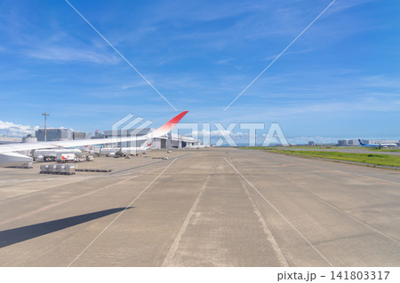 青空広がる羽田空港の滑走路と機窓からの風景・旅立つ飛行機 141803317