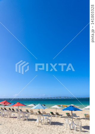 沖縄・宮古島の青い海と与那覇前浜ビーチに並ぶパラソルと来間大橋 沖縄・宮古島の青い海と与那覇前浜ビーチに並ぶパラソルと来間大橋 141803328
