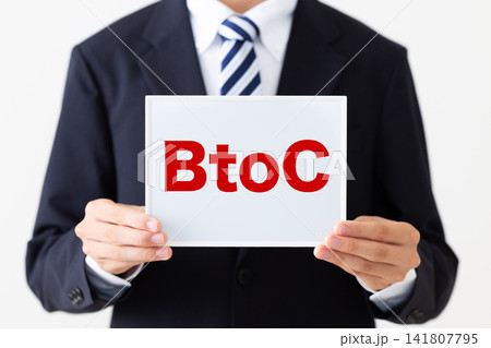BtoCのホワイトボードを持つリクルートスーツを着た若い男性ビジネスマン BtoCのホワイトボードを持つリクルートスーツを着た若い男性ビジネスマン 141807795
