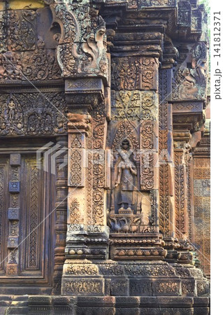 世界遺産バンテアイ・スレイ遺跡に残る女神像 世界遺産バンテアイ・スレイ遺跡に残る女神像 141812371