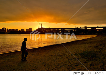 お台場海浜公園から見る暑い雲におおわれたレインボーブリッジの夕景 141812753