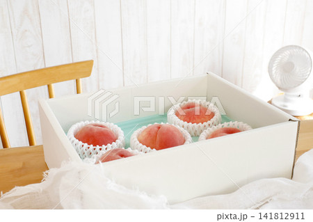 夏のフルーツギフト 化粧箱に入った桃 夏のフルーツギフト 化粧箱に入った桃 141812911