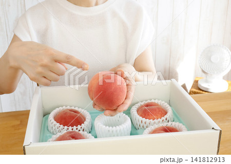 夏のフルーツギフト 桃を指差す女性の手元 夏のフルーツギフト 桃を指差す女性の手元 141812913