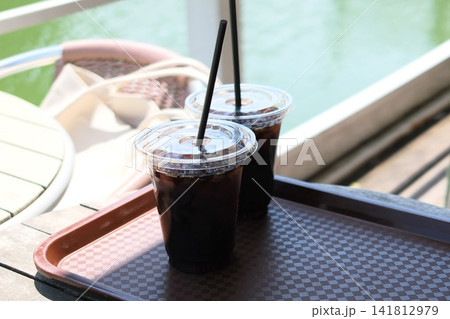 プラカップに入っているアイスコーヒー2つ プラカップに入っているアイスコーヒー2つ 141812979