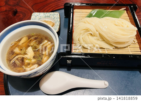 秋田名物 稲庭うどんときのこの温かいつけ汁 秋田名物 稲庭うどんときのこの温かいつけ汁 141818859
