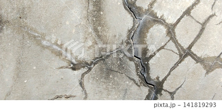 Deep cracks and water seepage stains on the concrete wall. Deep cracks and water seepage stains on the concrete wall. 141819293