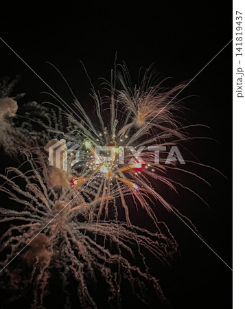 夜空を彩る華やかな花火と流れる煙(三浦海岸・神奈川県) 夜空を彩る華やかな花火と流れる煙(三浦海岸・神奈川県) 141819437