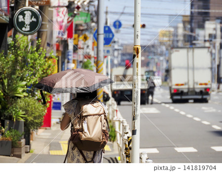日傘をさす人のイメージ 日傘をさす人のイメージ 141819704