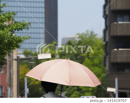日傘をさす人のイメージ 日傘をさす人のイメージ 141819707