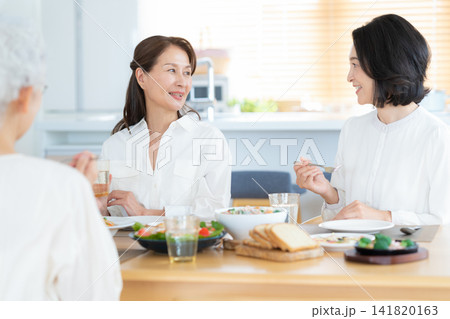 家でランチを食べるシニアの女性と友達 家でランチを食べるシニアの女性と友達 141820163