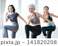 ヨガをするシニアの女性と友達 141820208