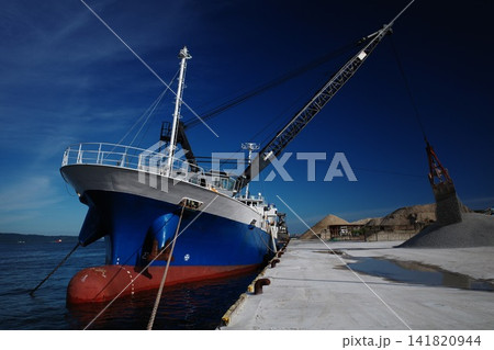 Gutt-Type Gravel Carrier at Coastal Stockpile|湾岸で砂 Gutt-Type Gravel Carrier at Coastal Stockpile|湾岸で砂 141820944