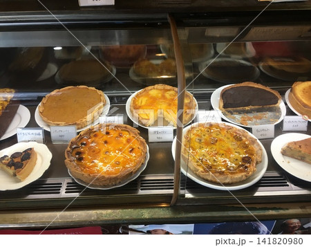 ショーケースに並ぶホールタルト ショーケースに並ぶホールタルト 141820980