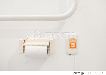 病院のトイレに設置された呼出ボタンと手すり、トイレットペーパー 病院のトイレに設置された呼出ボタンと手すり、トイレットペーパー 141821114
