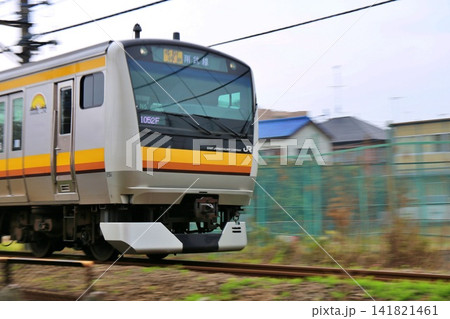 南武線の電車と二ヶ領用水沿いの春景色（川崎市・宿河原／2016年4月撮影） 141821461