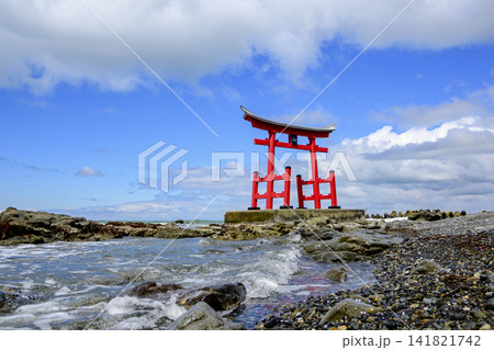 北海道初山別村 日本海に佇む金比羅神社の海上鳥居 北海道初山別村 日本海に佇む金比羅神社の海上鳥居 141821742