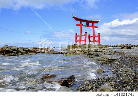 北海道初山別村 日本海に佇む金比羅神社の海上鳥居 北海道初山別村 日本海に佇む金比羅神社の海上鳥居 141821743