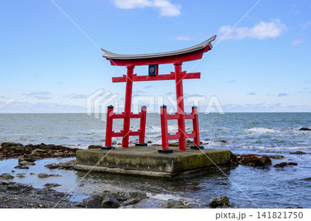 北海道初山別村 日本海に佇む金比羅神社の海上鳥居 北海道初山別村 日本海に佇む金比羅神社の海上鳥居 141821750