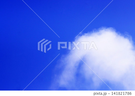 澄み切った青空と白い雲のコピースペース（背景素材） 141821786