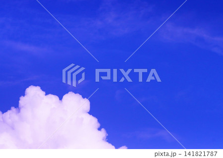 澄み切った青空と白い雲のコピースペース（背景素材） 141821787