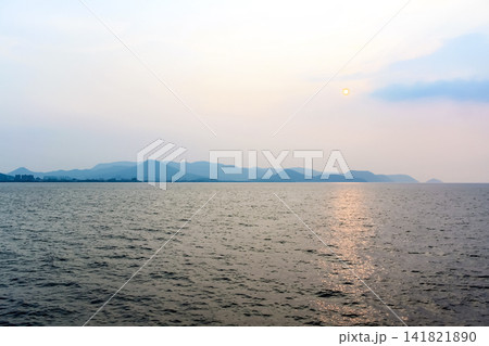 【香川】夏の女木島 高松へ向かうめおんから望む夕日 【香川】夏の女木島 高松へ向かうめおんから望む夕日 141821890